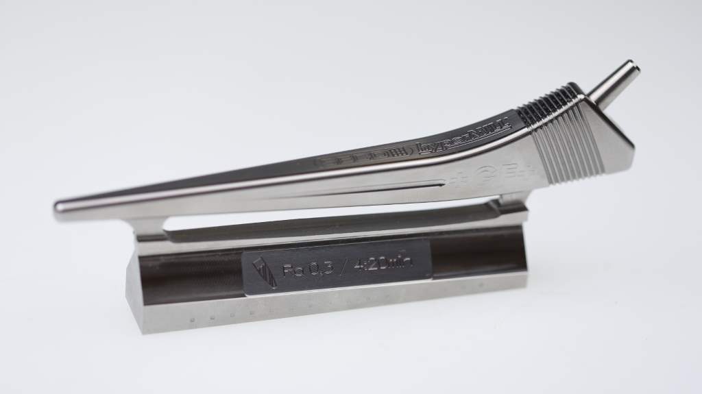 A hip shaft made of titanium. hyperMILL provides innovative strategies for machining materials that are difficult to process
