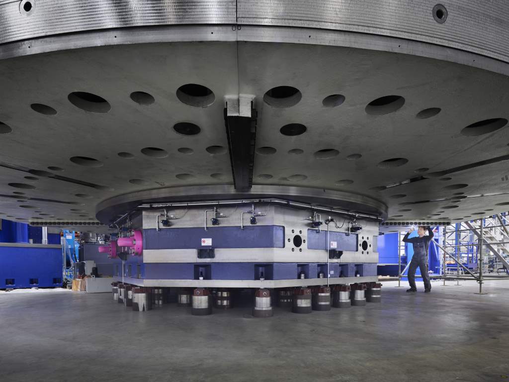 A view under the machine’s large-capacity rotary table 