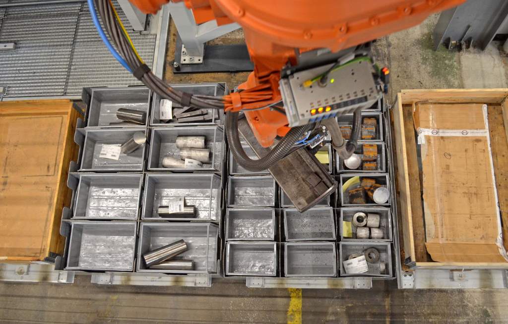 The robotic handling system removes sawn pieces from the working area and deposits them into containers