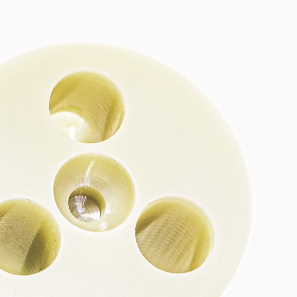 Zirconia oxide component reinforced with aluminium oxide machined in a single clamping on a Kern Micro HD