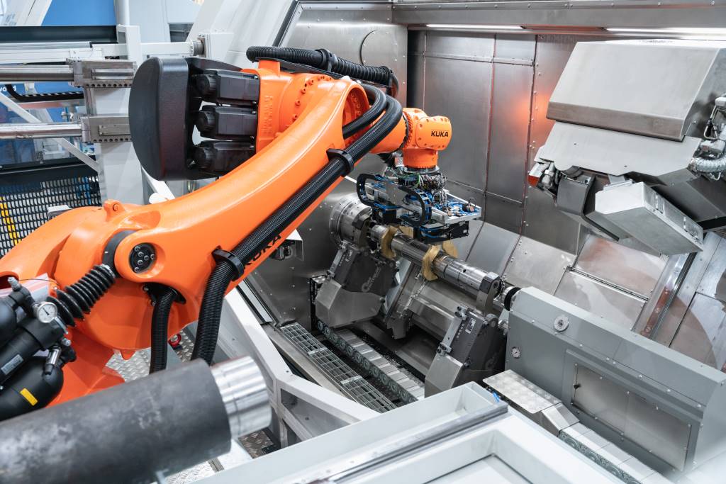 By intelligently combining two different products, Frai offers optimised automation solutions. The classic industrial robot performs the handling tasks, while the AGV (Automated Guided Vehicle) provides the necessary location independence